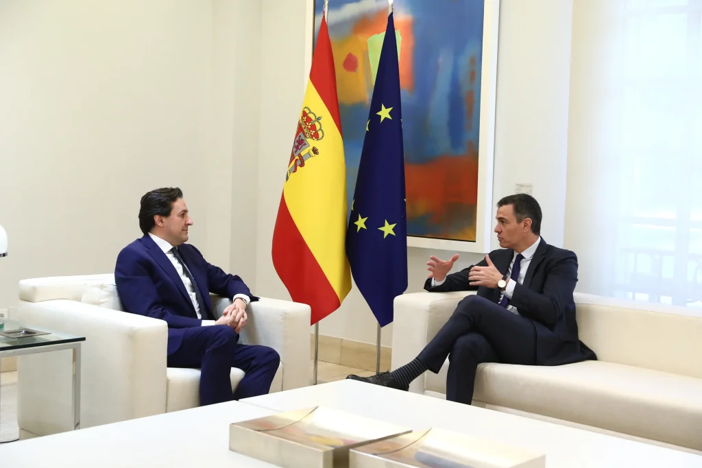 Darío Gil, IBM Senior Vice President (left), converses with the Prime Minister of Spain, Pedro Sánchez (Image IBM)